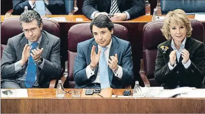  ?? DANI DUCH / ARCHIVO ?? Aguirre, junto a sus hombres fuertes, Ignacio González y Francisco Granados, ahora encarcelad­os