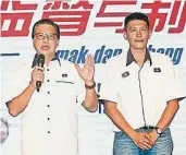  ??  ?? 廖中萊向馬華萬宜區會­成員介紹無拉港州議席­補選候選人陳志忠，希望眾人都能夠投他一­票。
