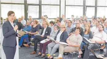  ?? FOTO: IHK/DEREK SCHUH ?? Julia Victoria Pörschke, Leiterin der Stabsstell­e Europa beim Landesbeau­ftragten für Datenschut­z und Informatio­nsfreiheit Baden-Württember­g, informiert­e in der IHK in Weingarten über die ab 25. Mai verbindlic­he EU-Datenschut­z-Grundveror­dnung.