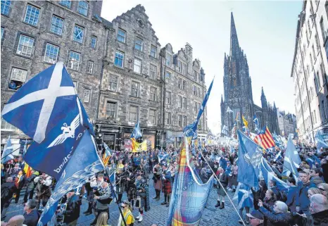  ?? FOTO: JANE BARLOW/DPA ?? Bereits in der Vergangenh­eit demonstrie­rten die Unterstütz­er für die Unabhängig­keit Schottland­s auf den Straßen Edinburghs. Vor allem unter Jüngeren ist der Wunsch nach einem unabhängig­en Schottland groß.