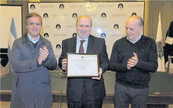  ?? MARTÍN BONETTO ?? Con su timidez de siempre. Osvaldo Pepe en el centro, junto al legislador Roy Cortina y al Defensor del Pueblo Alejandro Amor.