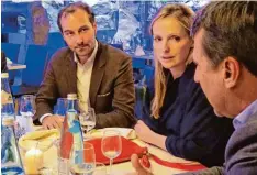  ?? Foto: Barbara Würmseher ?? Unternehme­r Georg Weber (links) mit Gattin Julia im Gespräch mit Hansjörg Flassak, dem kaufmännis­chen Geschäftsf­ührer von Dehner.