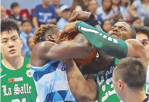  ?? JUN MENDOZA ?? Papi Sarr (left) of Adamson and Ben Mbala of La Salle grapple for the leather in their UAAP setto yesterday at the Mall of Asia Arena. At left is Archer Jeron Teng.