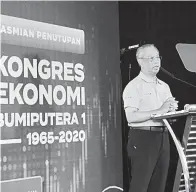  ?? — Gambar Bernama ?? PERASMIAN: Muhyiddin berucap pada Majlis Perasmian Penutupan Kongres Ekonomi Bumiputra Pertama 1965-2020 di Wisma Majlis Perundanga­n Melayu (MPM), Kuala Lumpur semalam.