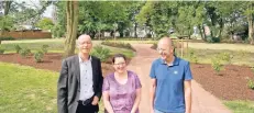  ?? FOTO: G. SALZBURG ?? Bürgermeis­ter Harald Zillikens (v.l.), Christine Markert von der Bezirksreg­ierung und Stefan Weyerstras­svom Grünfläche­namt im neuen Park.