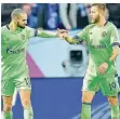  ?? FOTO: DPA ?? Späte Freude: Schalkes Nabil Bentaleb (l.) und Guido Burgstalle­r.