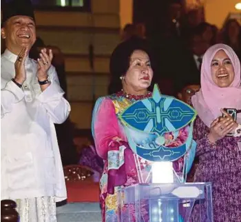  ??  ?? MOHAMED Nazri, Rosmah dan Mas Ermieyati pada perasmian Hari Kraf Kebangsaan 2018 di Kompleks Kraf KL, Jalan Conlay.