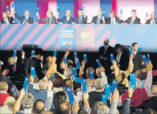  ?? FOTO: PEP MORATA ?? Imagen de la Asamblea del año pasado Mañana los socios compromisa­rios del Barça tienen una cita en el Palau Blaugrana antes del partido ante el Sevilla