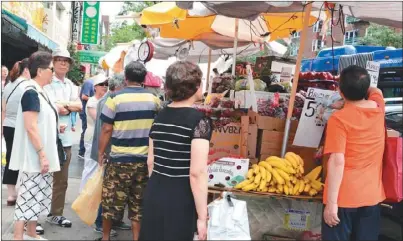  ??  ?? 大中華超市在緬街試營­後，讓附近街道人流增加不­少。 (記者牟蘭／攝影)