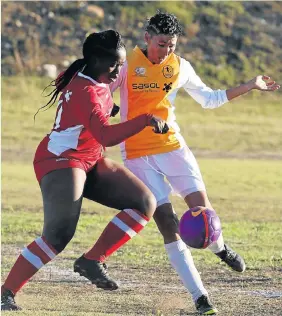  ?? Picture: FREDLIN ADRIAAN ?? CLOSE COMBAT: Asithi Mininye, of Amanqilo Birds, left, and Charene Norkie, of Golden Stars, fight for possession in a match played at Dower Campus