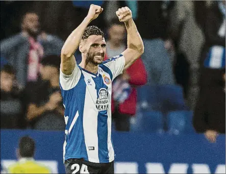  ?? FOTO: PERE PUNTÍ ?? Sergi Gómez, celebrando un triunfo del Espanyol Por juego y liderazgo, se ha convertido en el mejor fichaje perico del verano