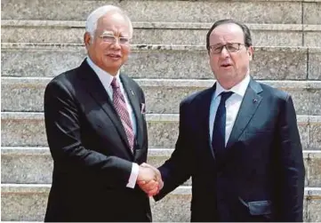  ?? [FOTO MOHD FADLI HAMZAH/BH] ?? Najib ketika menyambut Hollande sejurus tiba di Malaysia kelmarin dalam lawatan rasmi Presiden Perancis itu ke Asia Tenggara.