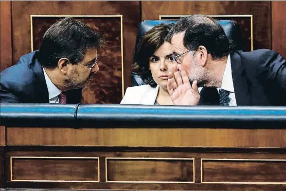  ?? ÓSCAR DEL POZO / AFP ?? El ministro Catalá, la vicepresid­enta Santamaría y el presidente del Gobierno, Mariano Rajoy, en el Congreso