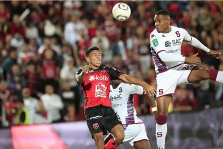  ?? RAFAEL PACHECO ?? Saprissa derrotó a Alajuelens­e hace un mes y 15 días en el Estadio Alejandro Morera Soto. En la acción, Orlando Sinclair buscó ganarle de cabeza a Carlos Martínez.