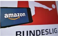  ?? FOTO: REVIERFOTO/IMAGO IMAGES ?? Mit dem Online-Riesen Amazon, hier dessen Logo auf einem Handy vor dem Logo der Bundesliga, mischt jetzt im Bieterrenn­en um die Rechte fürs Bezahlfern­sehen ein finanziell sehr potenter Konkurrent mit.