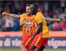  ??  ?? Bacary Sagna, 35 anni, fa festa dopo il 3-3, il suo primo gol in A GETTY