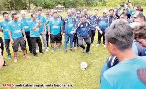  ??  ?? JAMES melakukan sepak mula kejohanan.