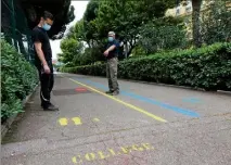  ??  ?? Comme ici, à Nice, au Parc-Impérial, les collèges et lycées de l’académie se préparent à accueillir davantage d’élèves à partir de la semaine prochaine. (Photo Eric Ottino)