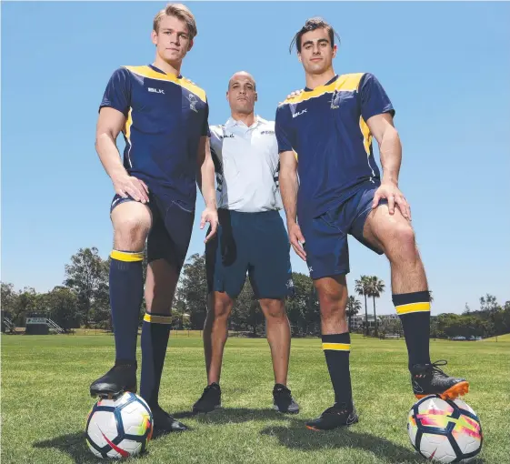  ?? Picture: GLENN HAMPSON ?? Players Aidan Crayton and Joe Allocca and coach Sean Johnson (centre) will be part of Bond University’s Coast League campaign in 2019.