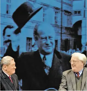  ?? BILD: SN/APA ?? Hannes Androsch und Josef Taus erinnern sich an die Zeit der Regierung von Bruno Kreisky und die damalige Wirtschaft­spolitik.