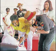  ?? HT PHOTO ?? Army chief General Bipin Rawat with Rasoolan Bibi, wife of PVC awardee Havildar Abdul Hamid, in UP’s Gazipur on Sunday.