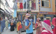  ?? WASEEM ANDRABI/HT ?? People throng a market as shops opened ahead of Eid-ul-azha in Srinagar on Wednesday.