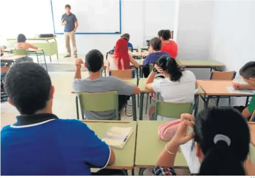  ?? D. S. ?? Un profesor dando clases en un colegio de Córdoba.