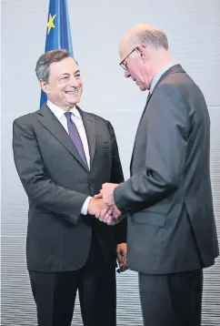  ?? FOTO: DPA ?? Mario Draghi, Präsident der Europäisch­en Zentralban­k, wird von Bundestags­präsident Norbert Lammert (rechts) im Bundestag begrüßt.