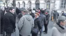  ??  ?? Devant la préfecture de l’Aveyron les participan­ts au mouvement