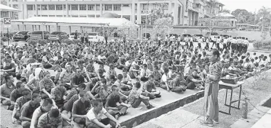  ??  ?? BERI TUMPUAN: Para pelajar SMK Julau No.2 memberikan tumpuan ketika latihan yang sedang dijalankan.