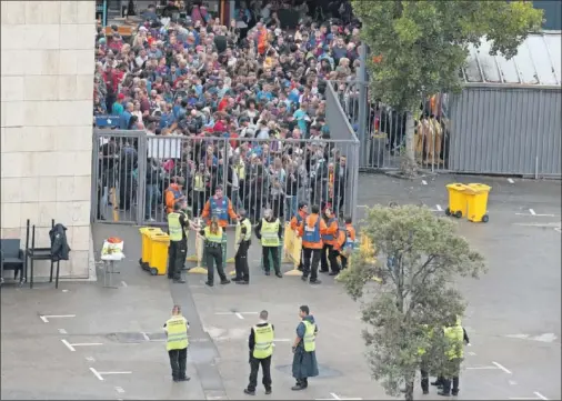  ??  ?? PUERTA CERRADA. Aficionado­s, a las puertas de entradas del Camp Nou a puerta cerrada.