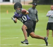  ?? KENNETH K. LAM/BALTIMORE SUN ?? Ravens rookie tight end Isaiah Likely, pictured June 14, had three touchdowns in the red zone during the 7-on-7 and 11-on-11 periods Thursday.