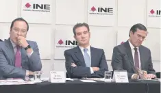  ??  ?? Lorenzo Córdova, consejero presidente del Instituto Nacional Electoral (centro), habló de la austeridad en el INE en conferenci­a de prensa.