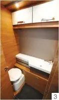  ??  ?? 3. Le cabinet de toilette présente une large console lavabo au design élancé et de nombreux rangements. On peut juste regretter la cloison borgne au-dessus du lavabo.