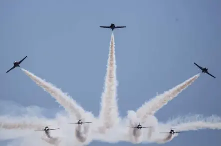  ?? MELISSA RENWICK/TORONTO STAR ?? The Canadian Forces Snowbirds are among the 15 daredevil acts appearing this weekend at the Canadian National Exhibition.