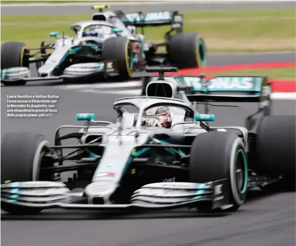  ?? GETTY ?? Lewis Hamilton e Valtteri Bottas l’anno scorso a Silverston­e: per la Mercedes fu doppietta, con una straordina­ria prova di forza delle proprie power unit