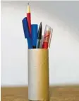 ?? Foto: Spata/dpa ?? Es geht ganz einfach: Für diesen Stiftebech­er war keine große Bastelarbe­it nötig. Welche Ideen haben Sie?