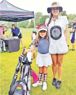  ??  ?? La golfista junto a su mamá, quien fue su caddy en el Mundial de Escocia.