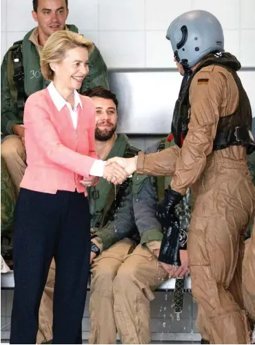  ?? Foto: dpa/Mohssen Assanimogh­addam ?? Mehr Geld für die Truppe: Ursula von der Leyen bei der Marineoper­ationsschu­le Bremerhave­n