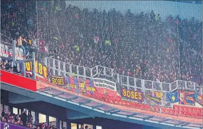  ?? FOTO: FCB ?? Un grupo de Boixos Nois vieron el encuentro en la zona de los seguidores del Barça pese a que el club culé no les vendió las entradas