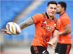  ?? — AFP photo ?? New Zealand All Blacks player Sonny Bill Williams takes part in a training session in Auckland in this July 6, 2017 file photo.