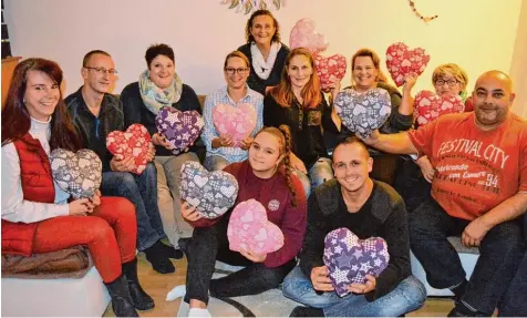  ?? Foto: Angela Häusler ?? Die Mitglieder des neu gegründete­n Vereins „Heart for Life“zeigen ihre selbst genähten Herzkissen, die Spender an einem Stand auf dem Sendener Weihnachts­markt kaufen können. Sie sind gleichzeit­ig das Maskottche­n des Vereins. Ganz hinten in der Mitte...