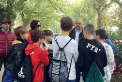  ??  ?? Il sindaco di Montelupo, Paolo Masetti, e alcuni bambini ieri al parco