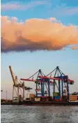  ?? Foto: dpa ?? Wolken über dem Außenhande­l. Der Export wächst langsamer.