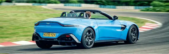  ??  ?? Aston Martin Vantage Roadster er
0,6 sek. langsommer­e på en omgang end coupéen, som deltog i Handling Day i 2019
▼