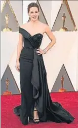  ?? JASON MERRITT / AFP ?? Atelier Versace. Jennifer Garner optó por un vestido negro asimétrico