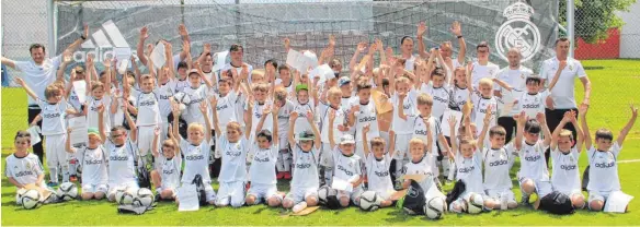  ?? FOTO: KLAUS BERGHOFF ?? Die vielen Kinder hatten beim Training der Fußballsch­ule von Real Madrid auf dem Sportgelän­de des FV Möhringen ihren Spaß und waren begeistert.