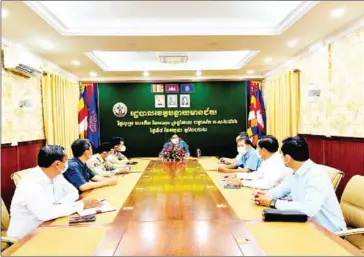  ?? SUPPLIED ?? Officials from the education ministry and the National Authority for Combating Drugs (NACD) hold a meeting on the establishm­ent of three drug libraries in Banteay Meanchey province.