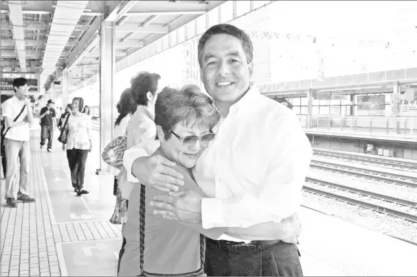  ?? — Photos courtesy of Bruce Hollywood and Louis Bazar Jr ?? Bruce Hollywood and his mother, Nobue Ouchi, say goodbye at Shizuoka Station in 2009 after a visit. It was the last time he would see her. She died of a heart attack the following month.