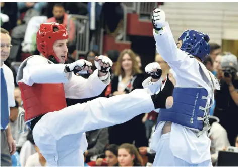  ?? BENEFOTO ?? Fabian Fischborn (roter Helm, hier bei der deutschen Taekwondo-Meistersch­aft im Januar) ist eines der Talente, die im Sportwerk ausgebilde­t werden.